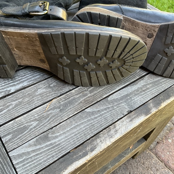 Clarks boots suede/leather top, zip up side. Buckle trim - Picture 4 of 7